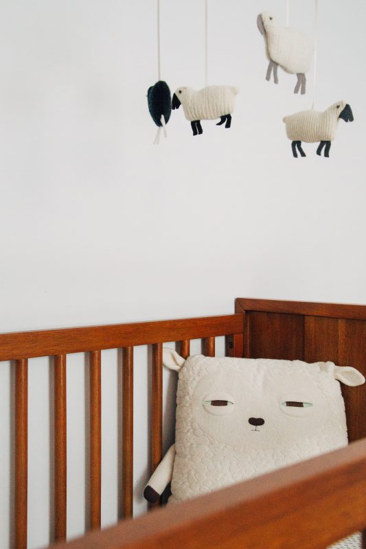 Na co zwrócić uwagę, wybierając łóżeczka niemowlęce?